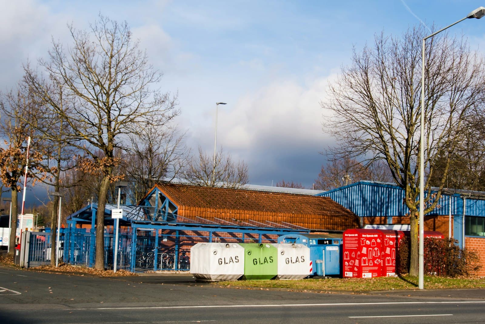 Déchèterie et conteneurs de tri sélectif pour le recyclage des déchets débarrassés